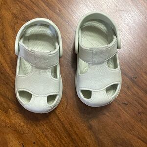 Size 5 toddler sandals, excellent condition